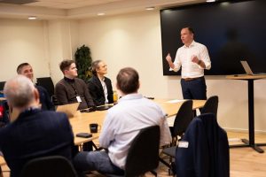 State Secretary Tomas Norvoll speaks in a meeting about the FLAIT project. Artificial intelligence will help the airline industry become safer.
